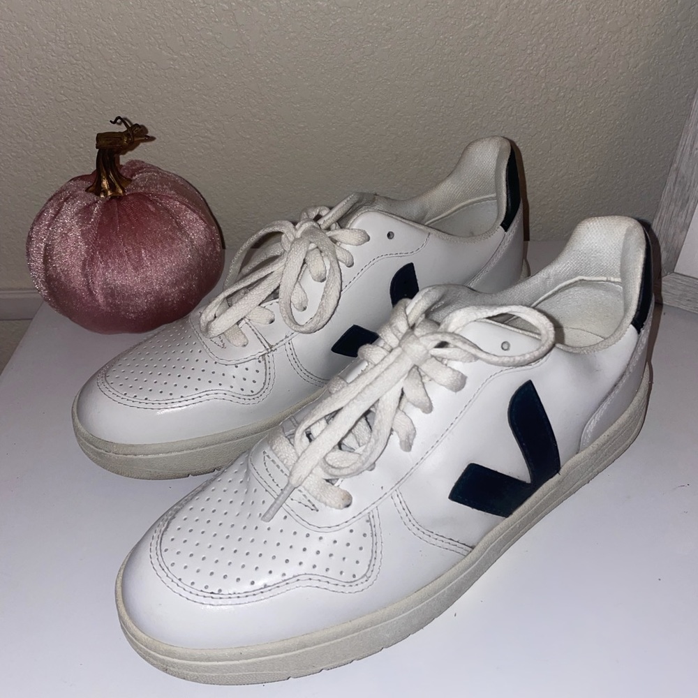 Slightly worn women’s Veja leather sneakers in size US 8!